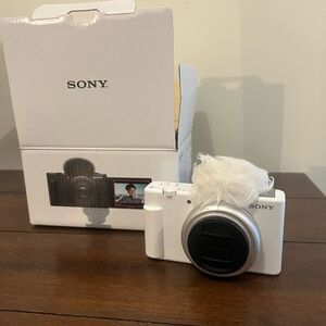 Sony White Mirrorless Digital Camera ZV-1F